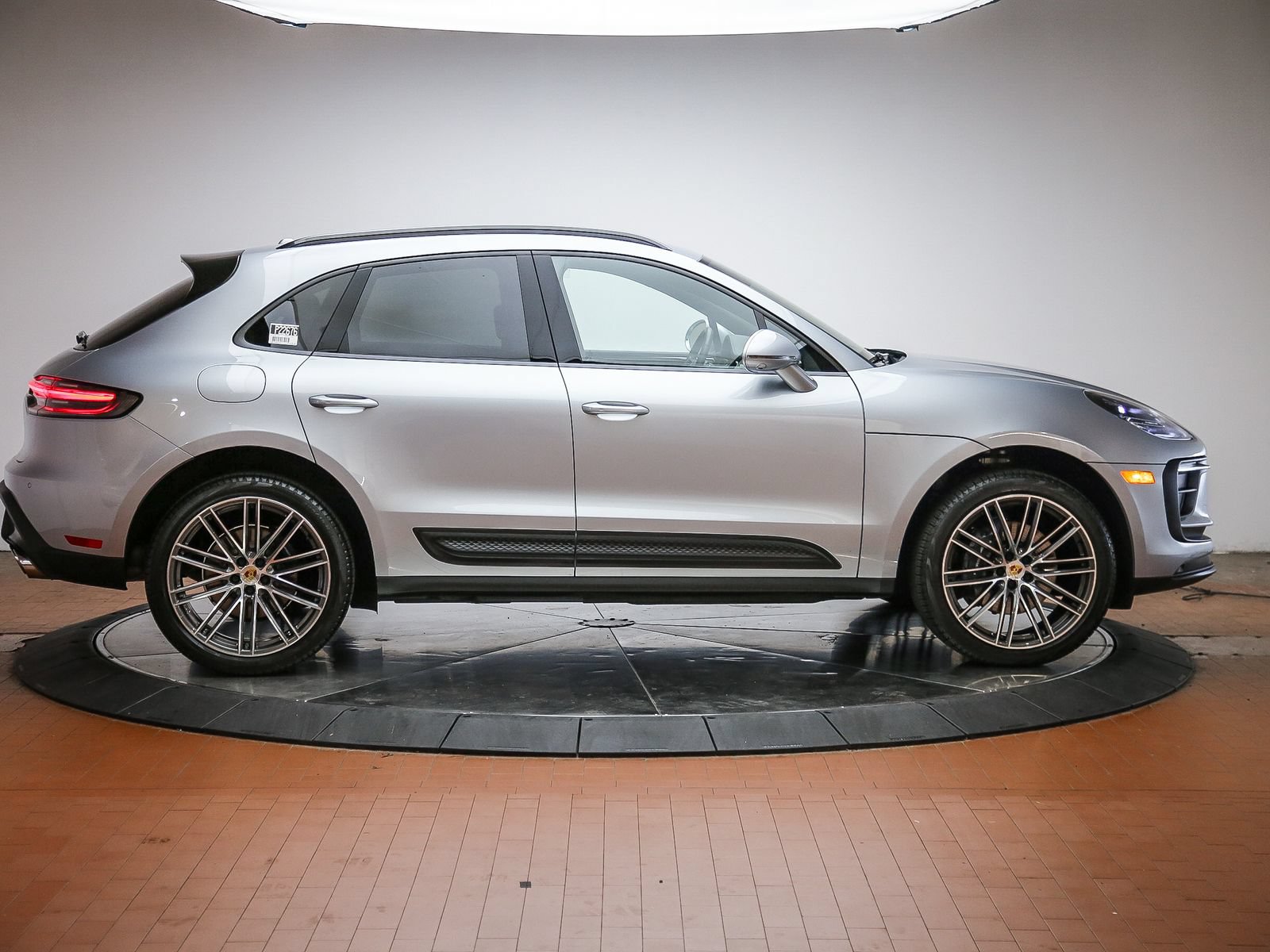 Certified 2026 Porsche Macan AWD/4WD image 8