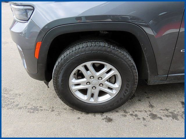 Used 2023 Jeep Grand Cherokee Laredo w/ Luxury Tech Group I AWD/4WD image 4