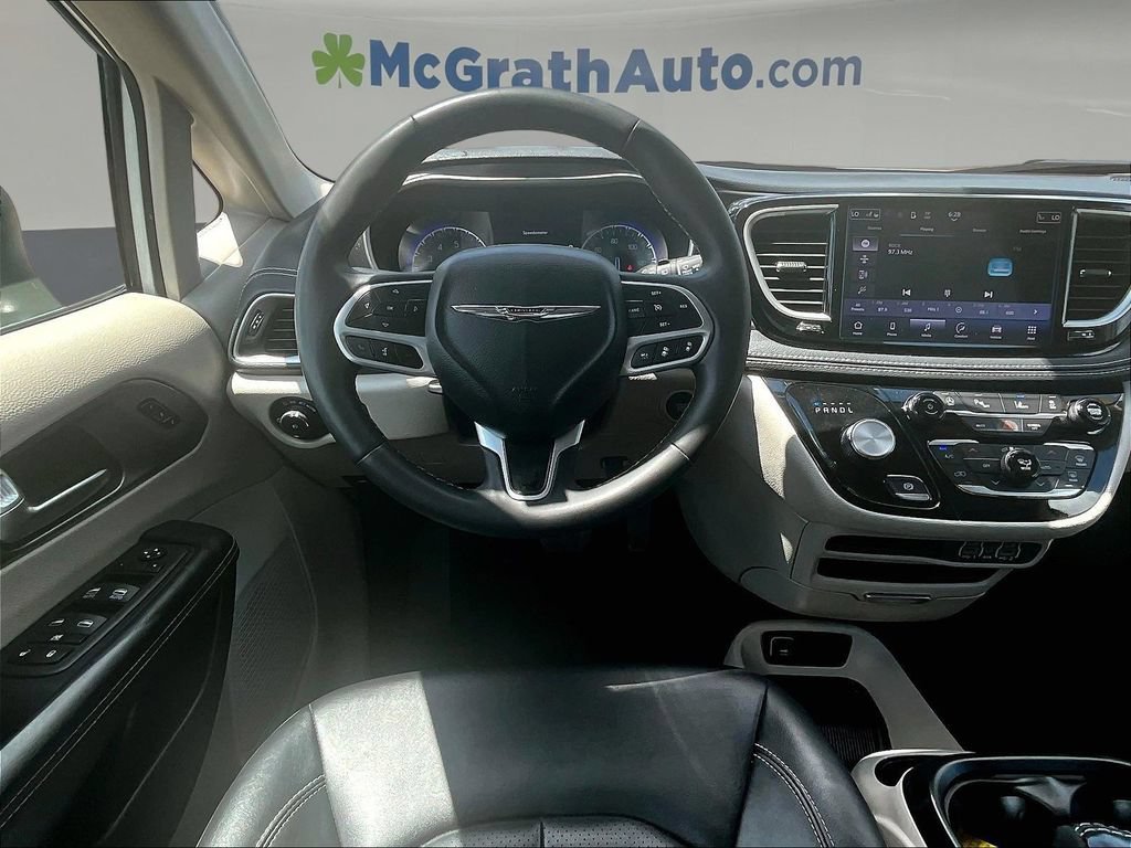 Used 2024 Chrysler Pacifica Touring-L FWD image 10