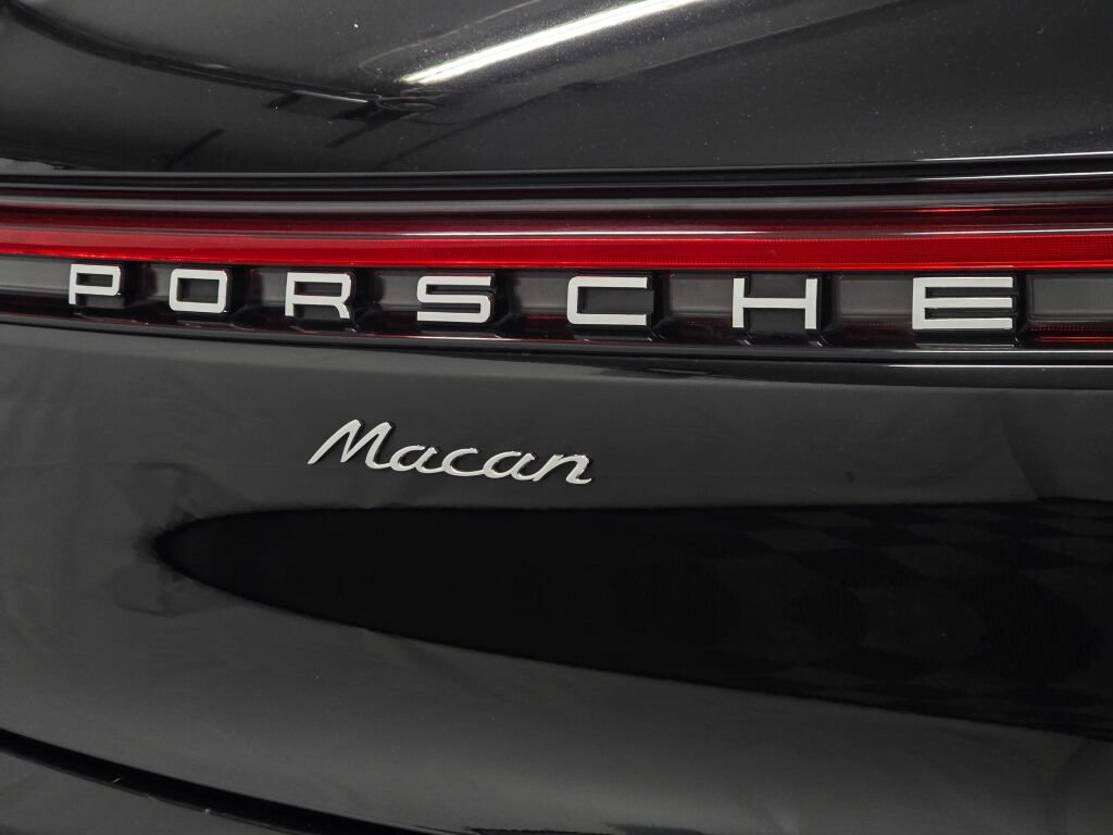 Certified 2024 Porsche Macan AWD/4WD image 30