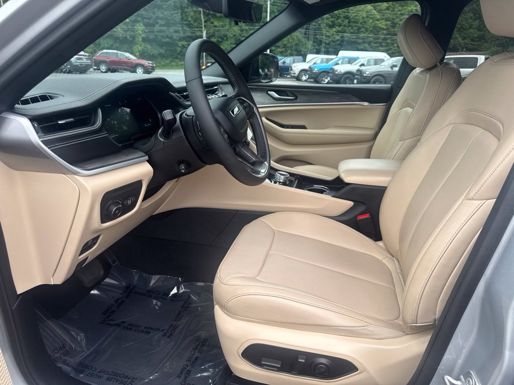 Used 2025 Jeep Grand Cherokee Limited w/ Luxury Tech Group II AWD/4WD image 14