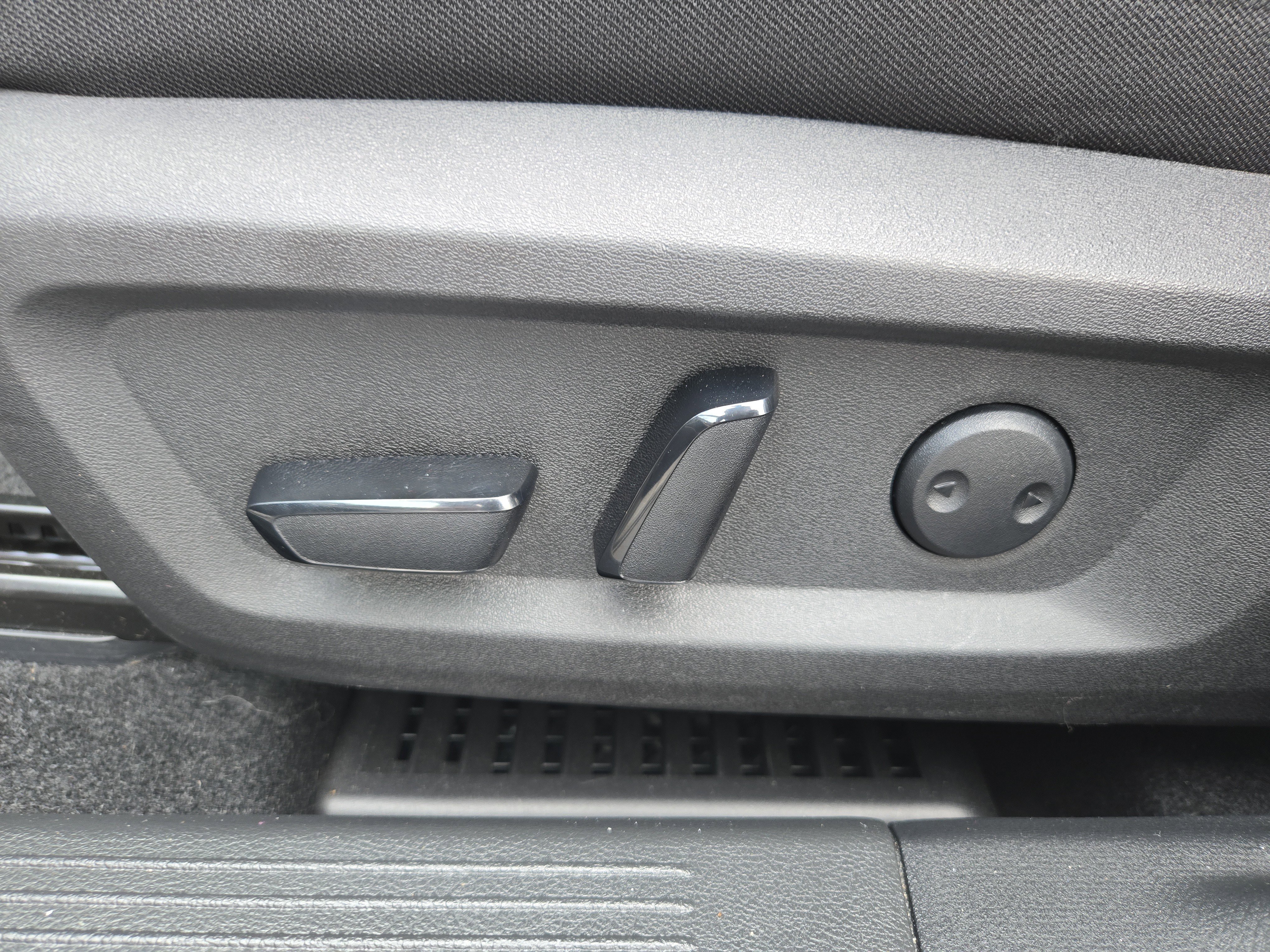 Used 2023 Nissan Rogue SV image 13