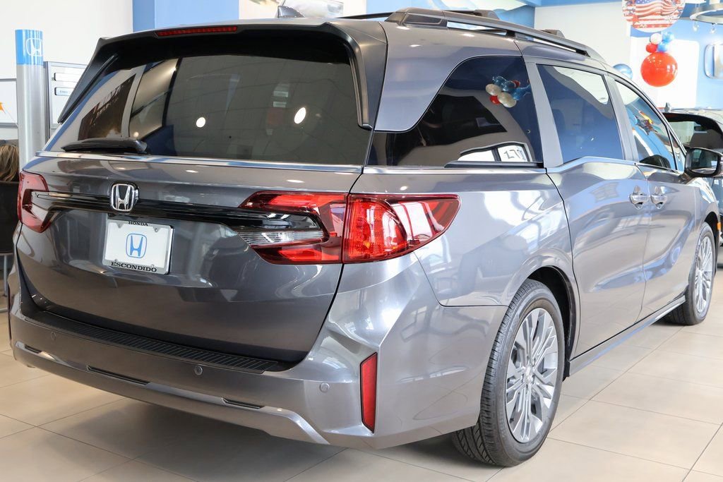 Used 2025 Honda Odyssey Touring image 3