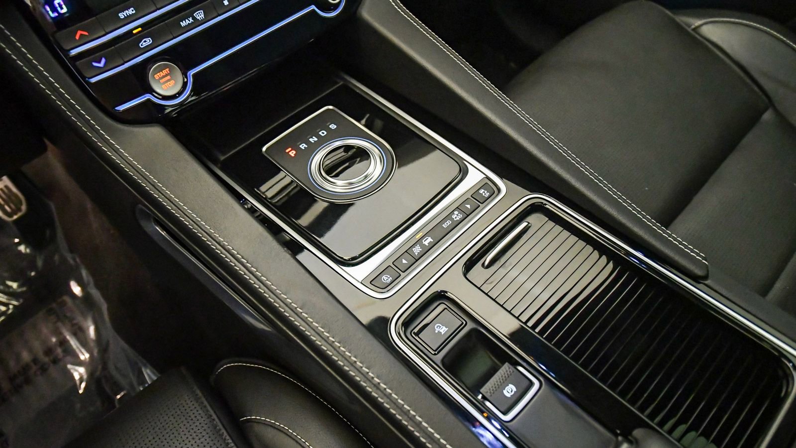 Used 2019 Jaguar F-PACE S image 24