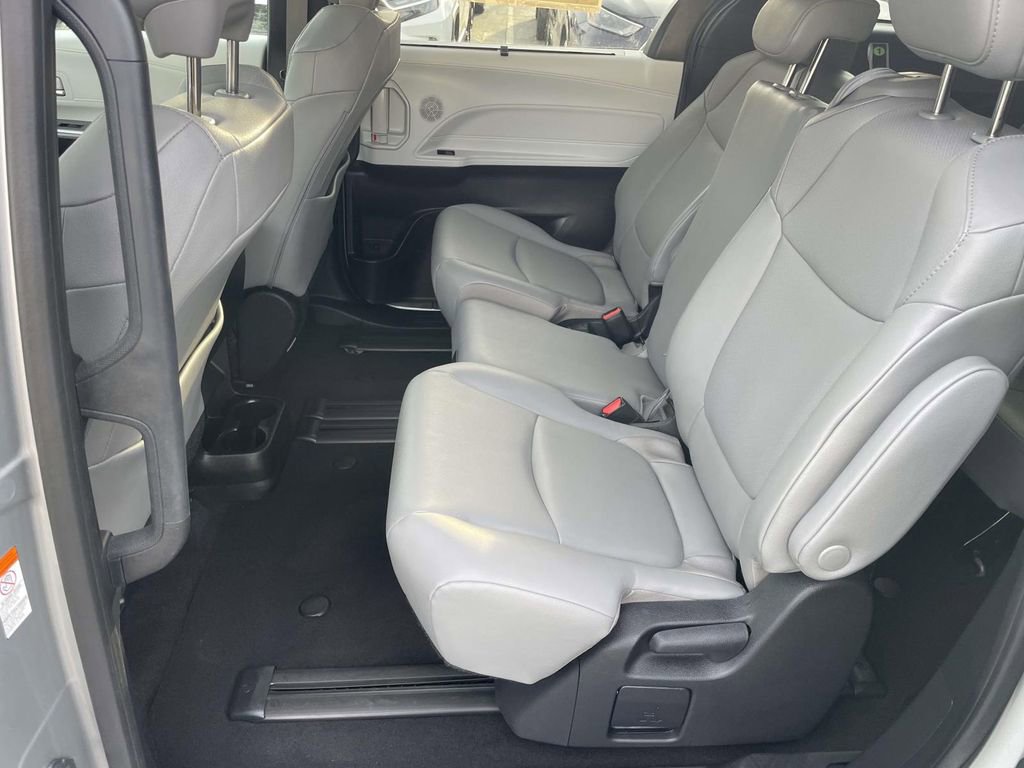 Used 2025 Toyota Sienna XLE image 22