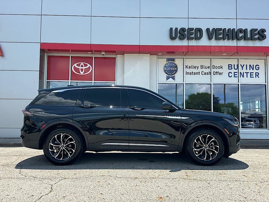 Used 2025 Lincoln Nautilus Premier AWD/4WD image 7