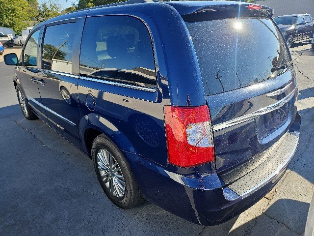 Used 2013 Chrysler Town & Country Touring-L w/ Entertainment Group #2 image 4