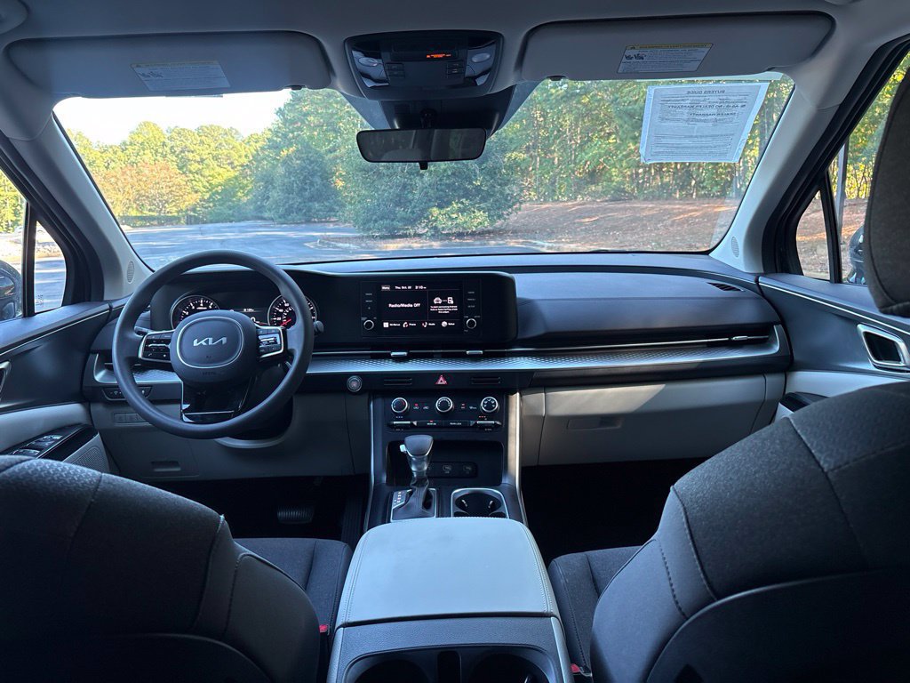 Used 2024 Kia Carnival LX FWD image 8