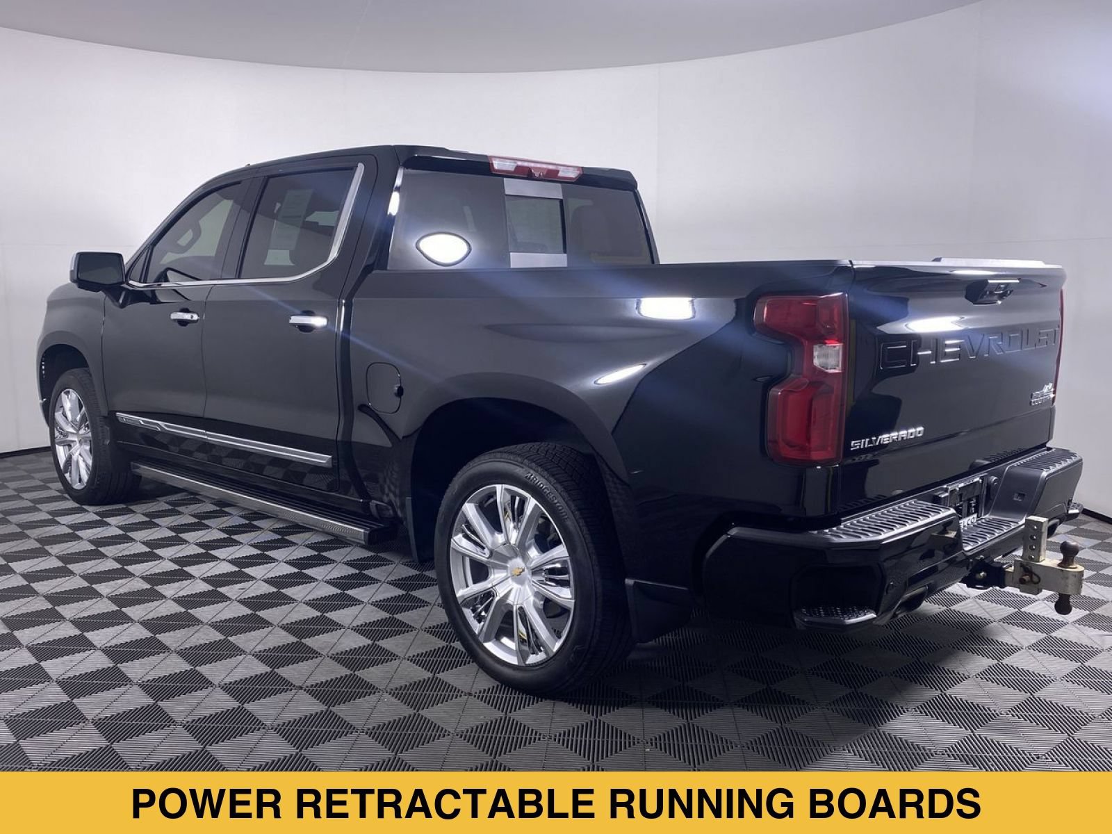 Certified 2025 Chevrolet Silverado 1500 High Country AWD/4WD image 19