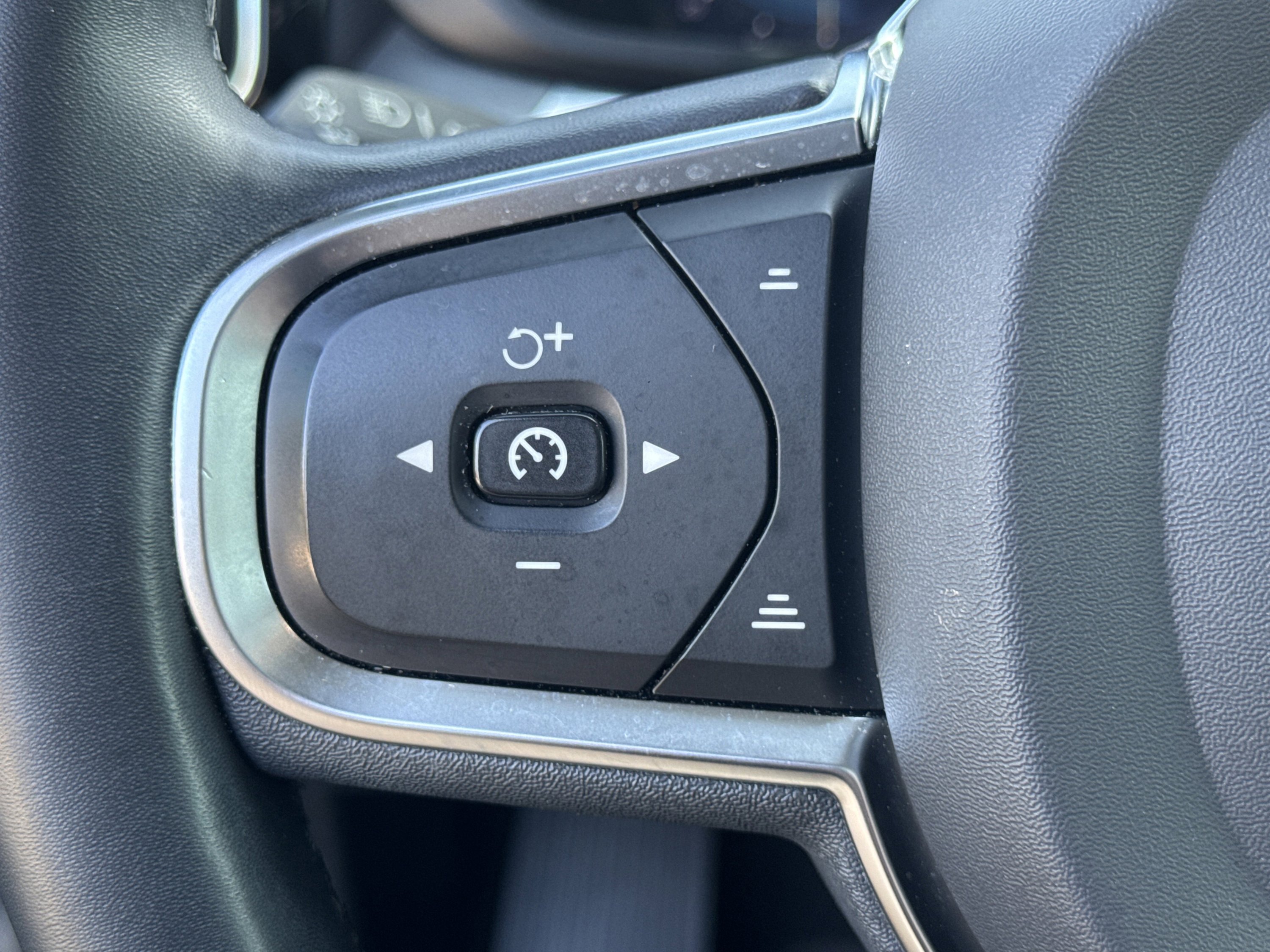 Used 2023 Volvo XC60 B5 Core image 57