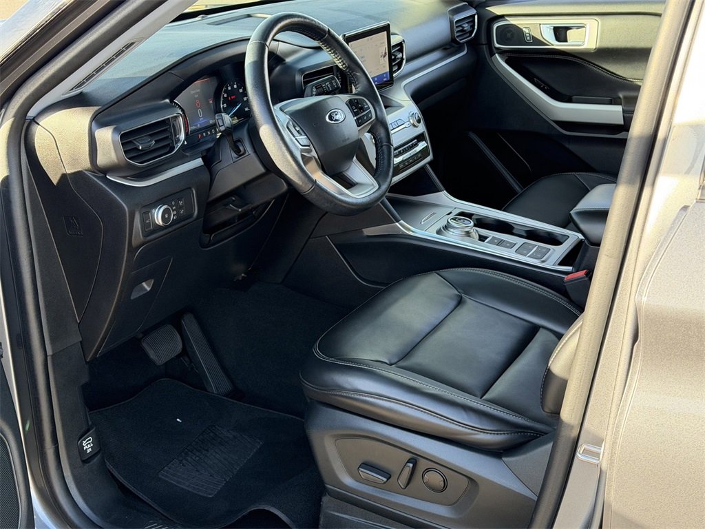 Used 2021 Ford Explorer XLT w/ Equipment Group 202A image 11