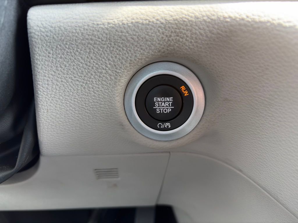 Used 2023 Chrysler Pacifica Touring-L image 28