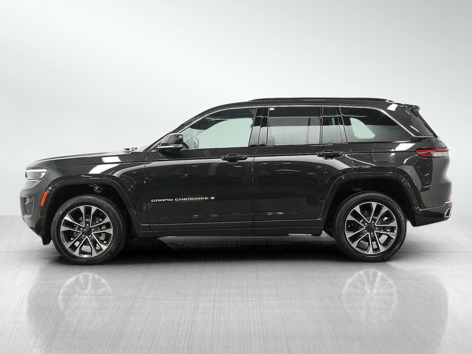 Used 2025 Jeep Grand Cherokee Overland w/ Luxury Tech Group IV AWD/4WD image 2