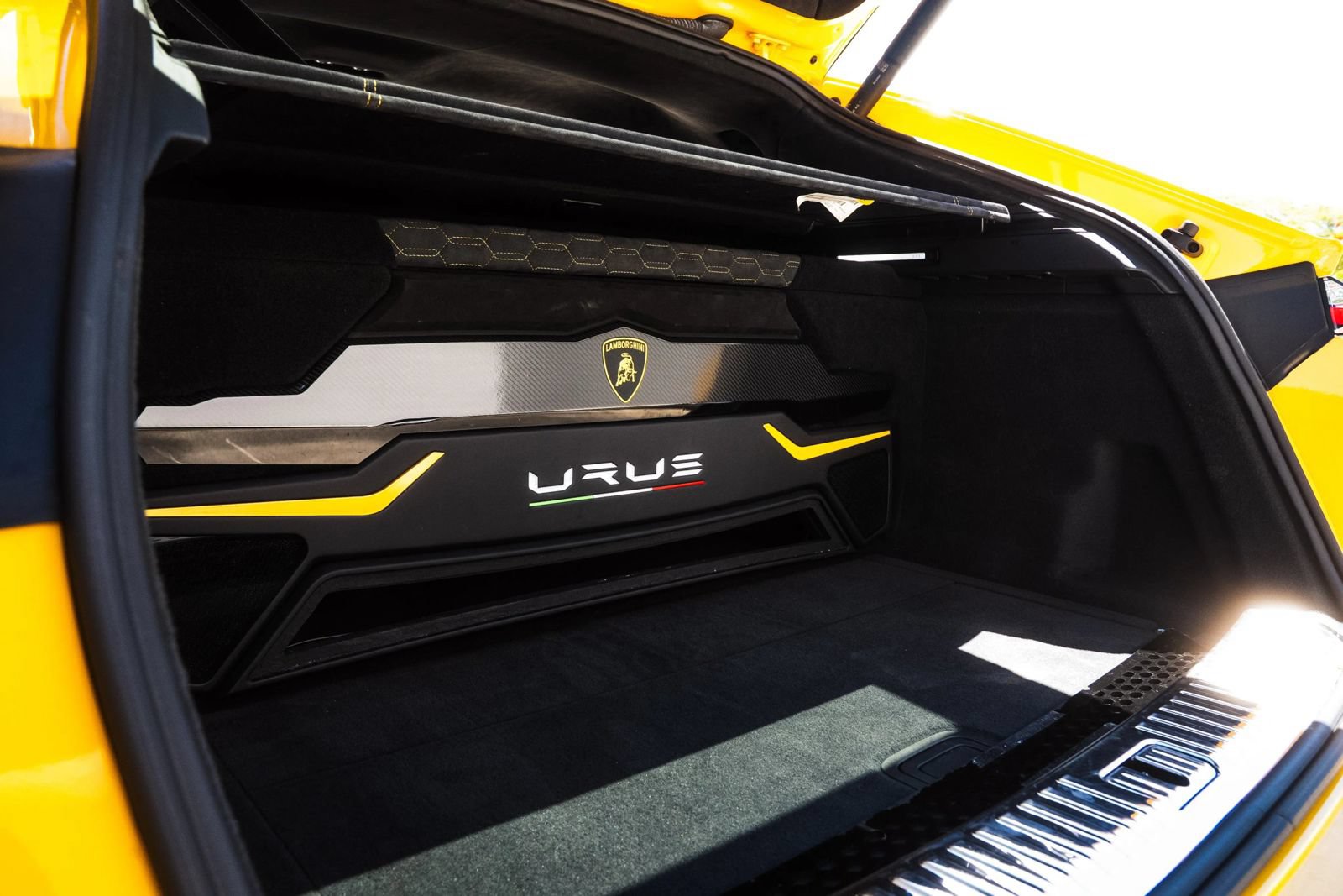 Used 2021 Lamborghini Urus AWD/4WD image 32