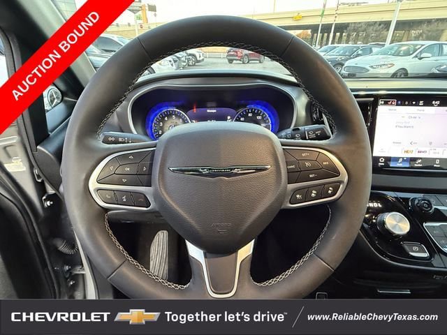 Used 2025 Chrysler Pacifica Select FWD image 12