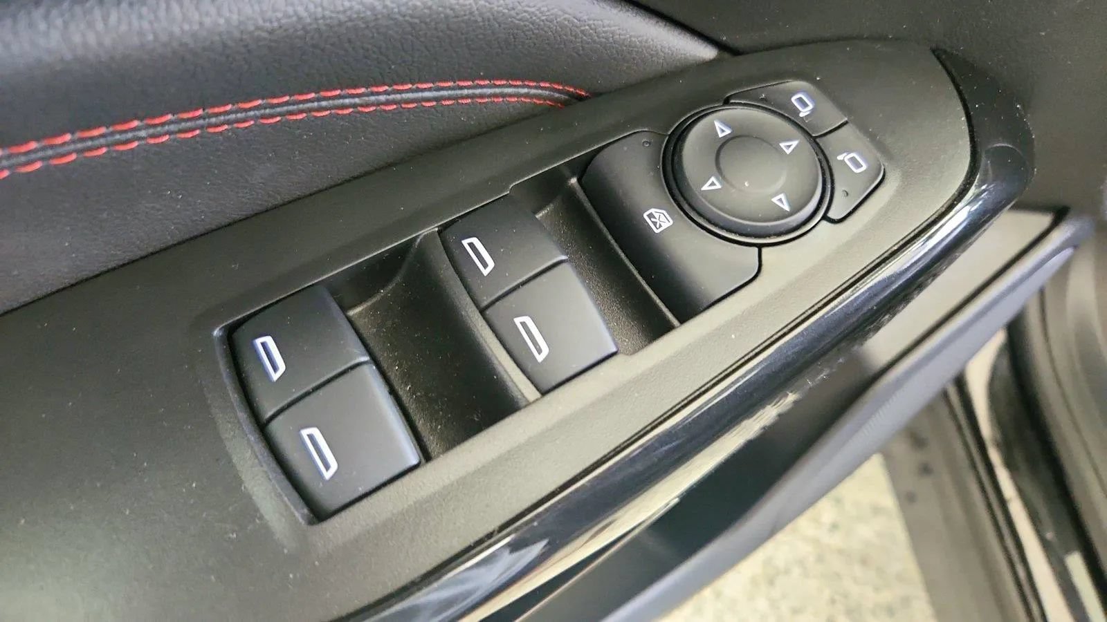 Used 2024 Chevrolet Trax RS w/ Sunroof Package FWD image 24