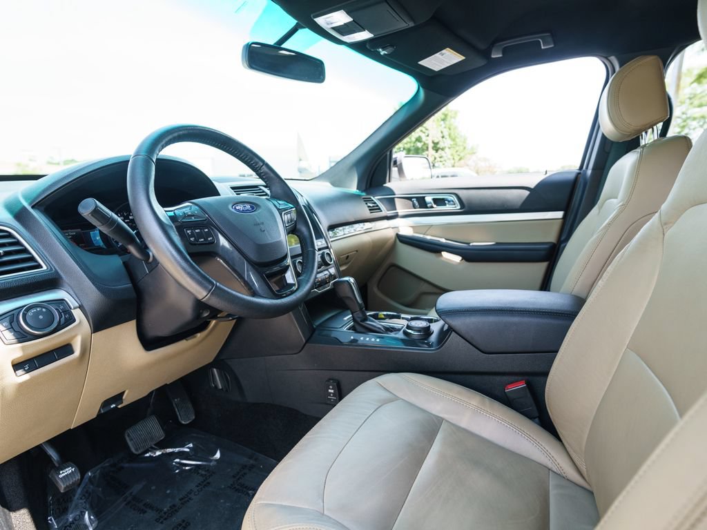 Used 2016 Ford Explorer XLT w/ Equipment Group 202A AWD/4WD image 6