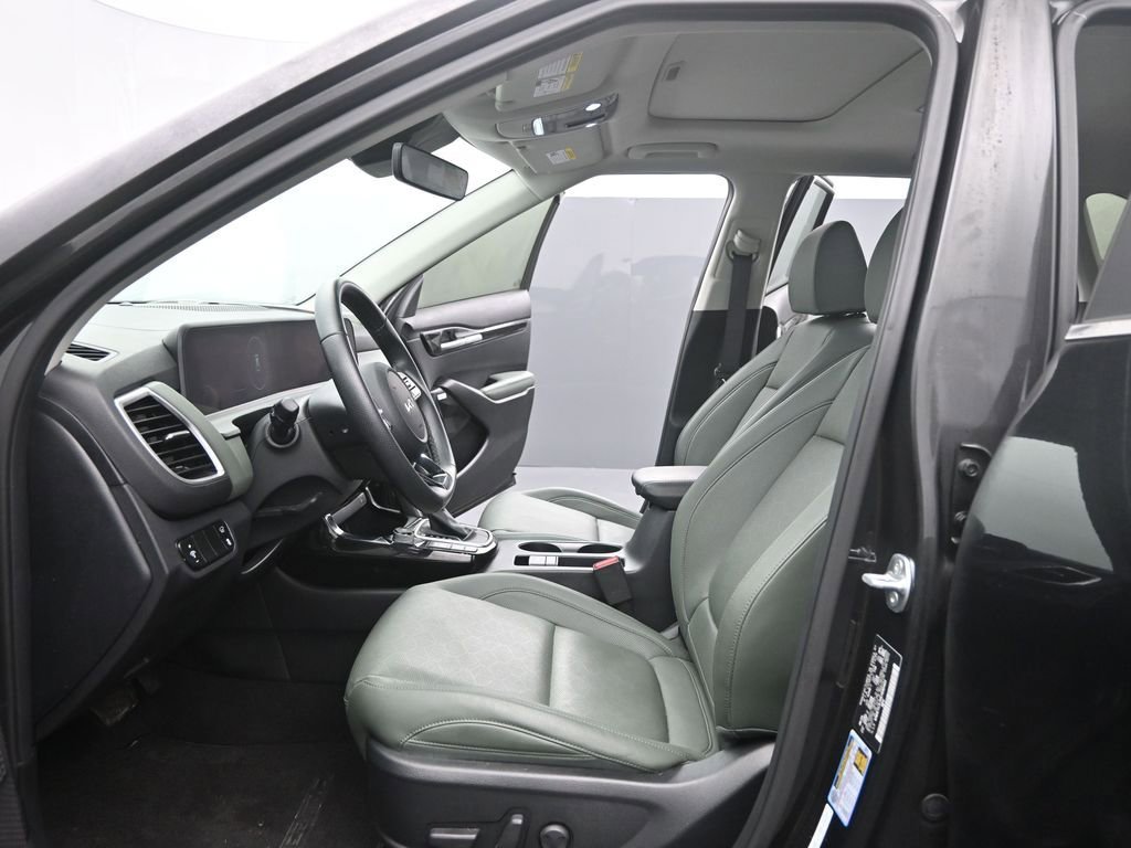 Used 2025 Kia Seltos SX w/ SX Sunroof Package image 10