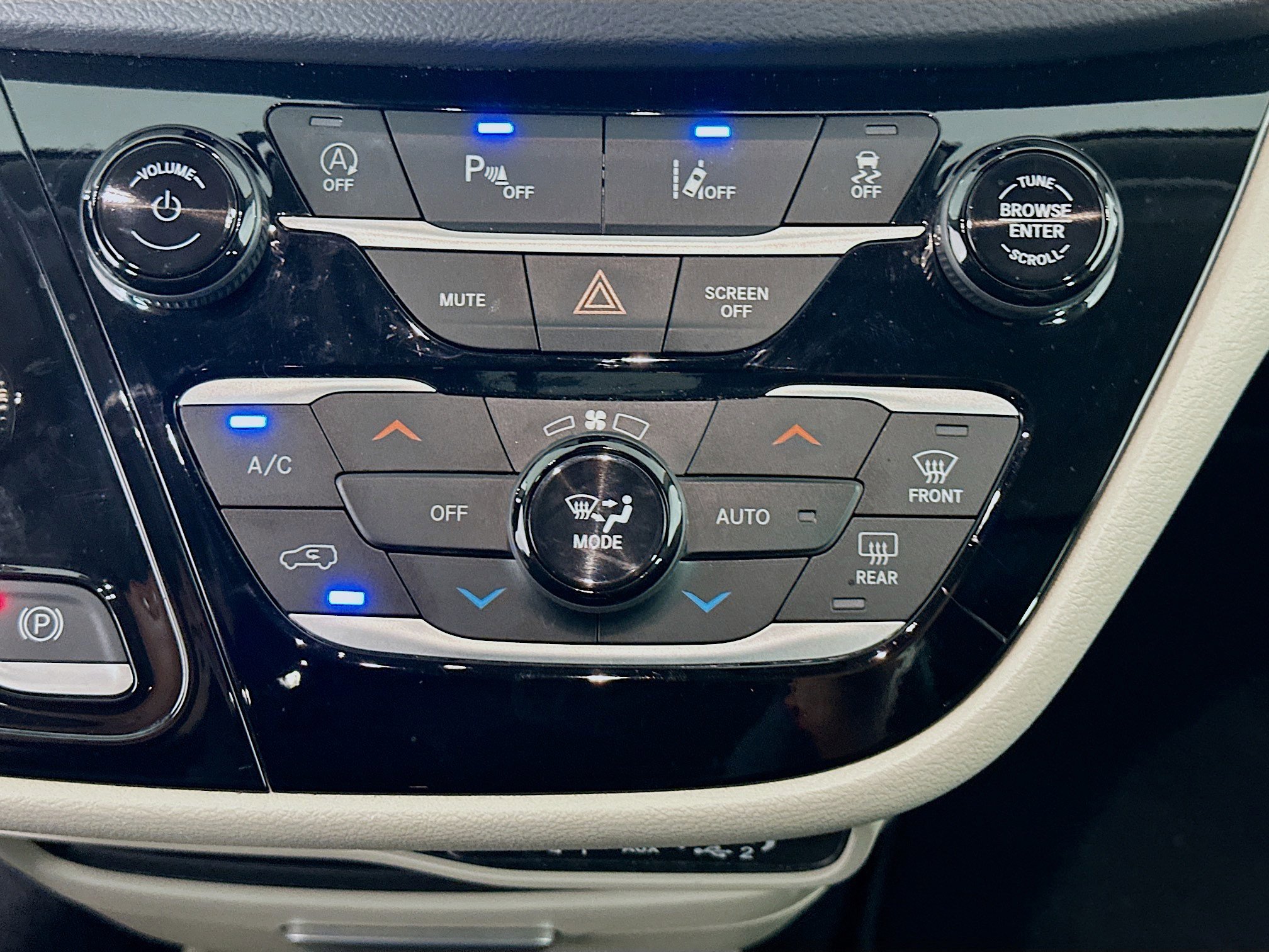 Used 2024 Chrysler Pacifica Touring-L FWD image 23