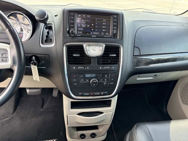 Used 2016 Chrysler Town & Country Touring image 22