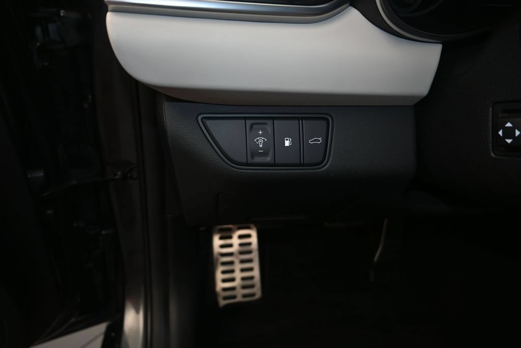 Used 2022 Genesis G70 3.3T RWD image 12