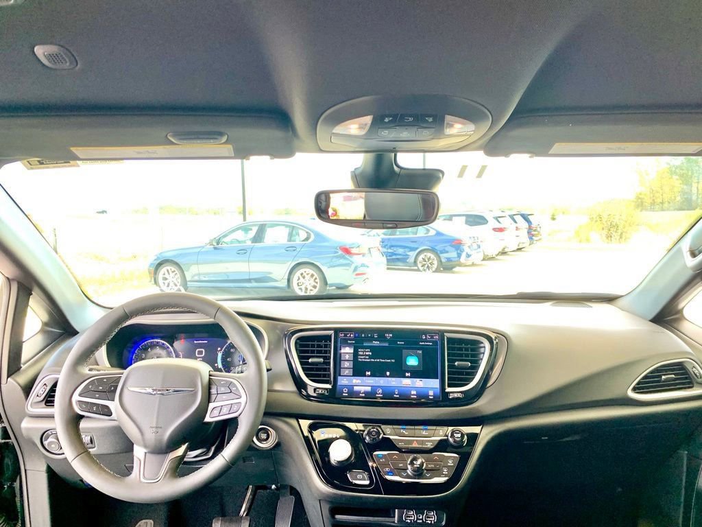 Used 2025 Chrysler Pacifica Select image 16