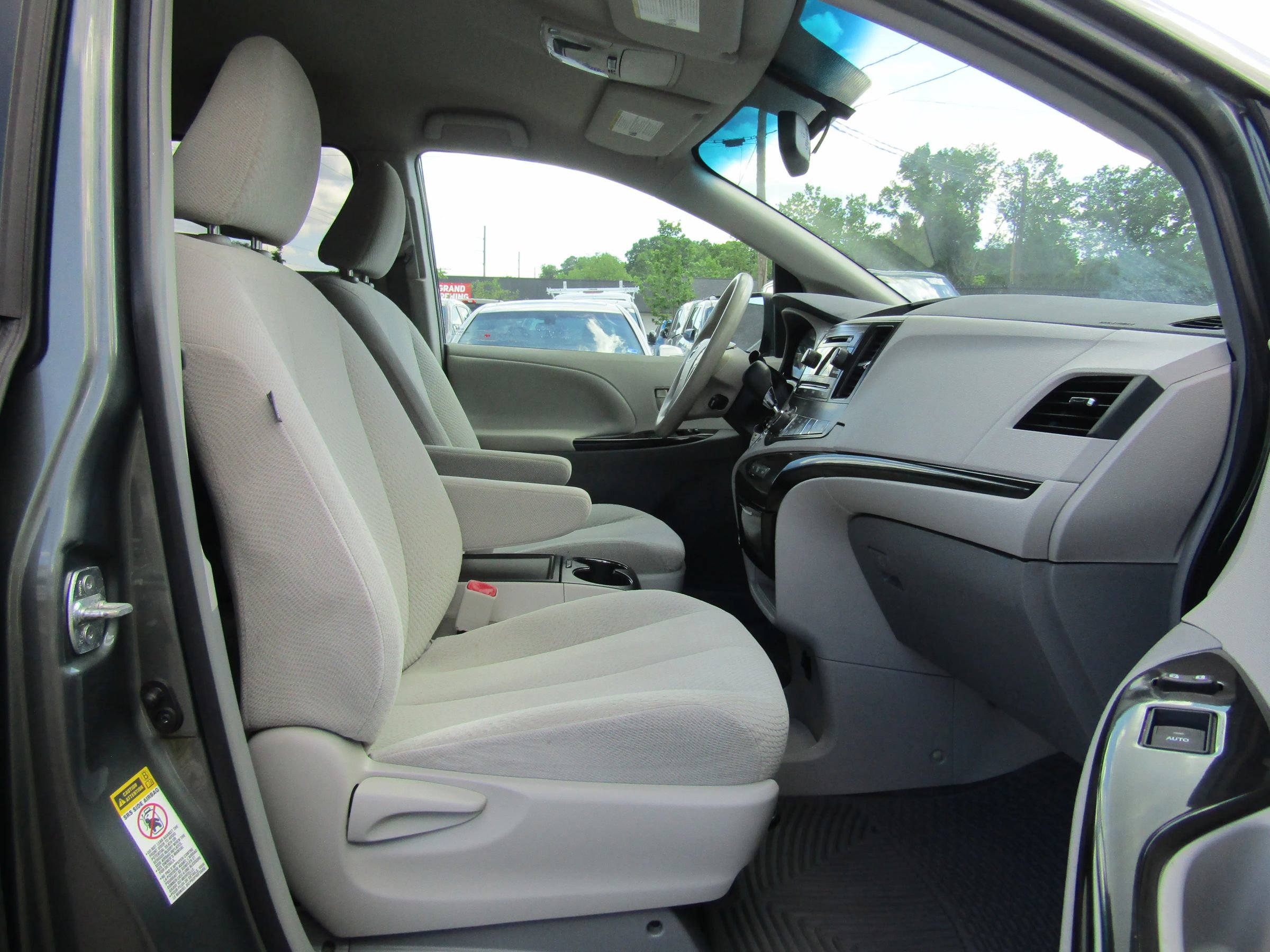 Used 2013 Toyota Sienna LE w/ Towing Pkg FWD image 12
