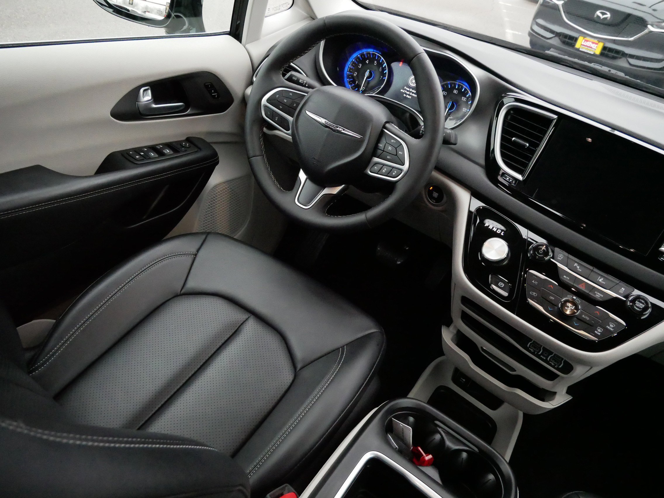 Used 2024 Chrysler Pacifica Touring-L image 9