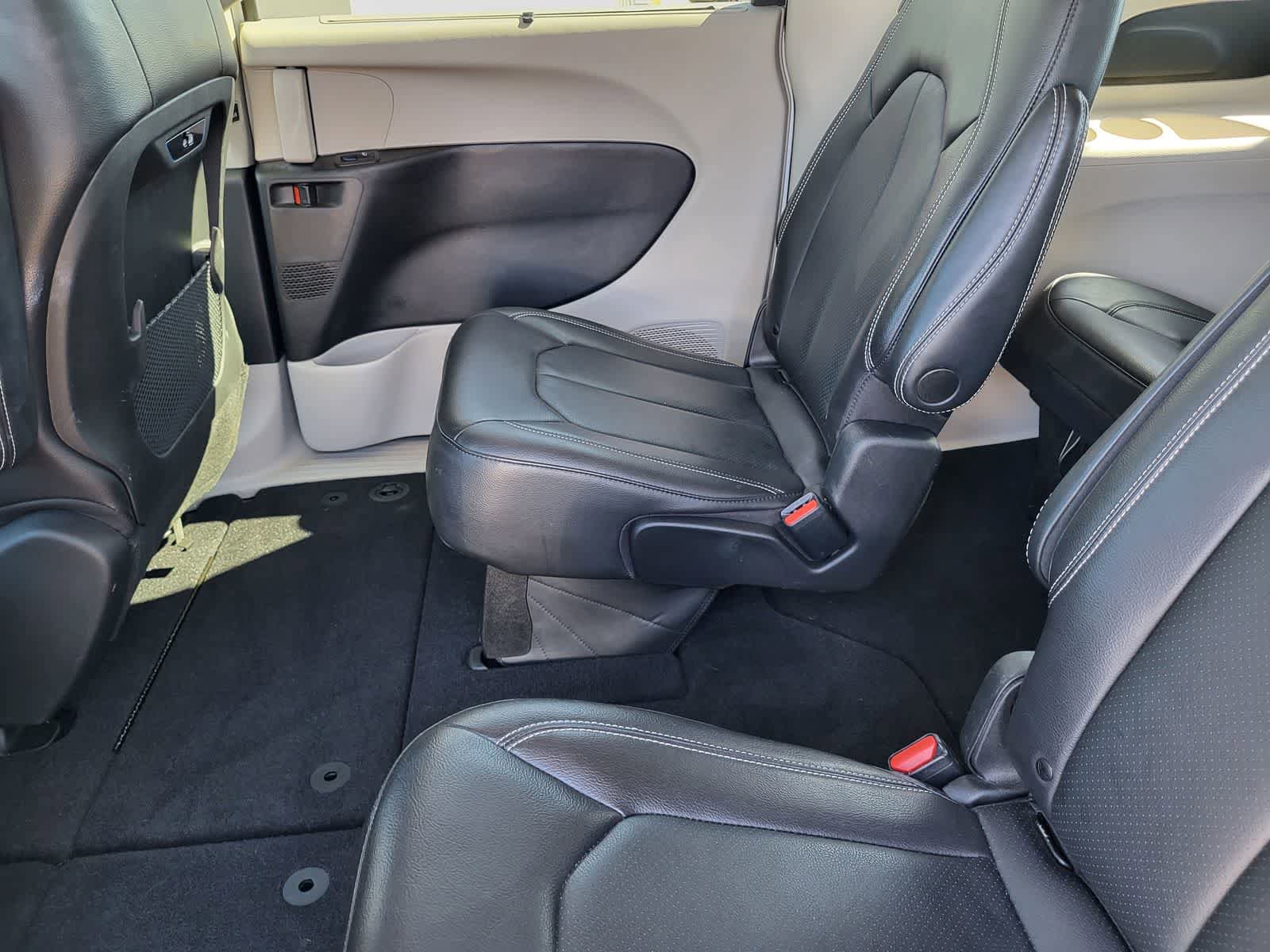 Used 2022 Chrysler Pacifica Touring-L FWD image 28