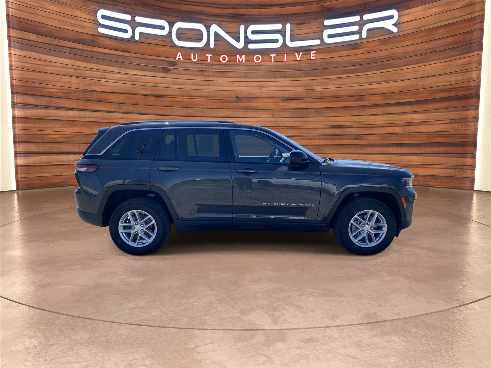 Used 2023 Jeep Grand Cherokee Laredo image 8
