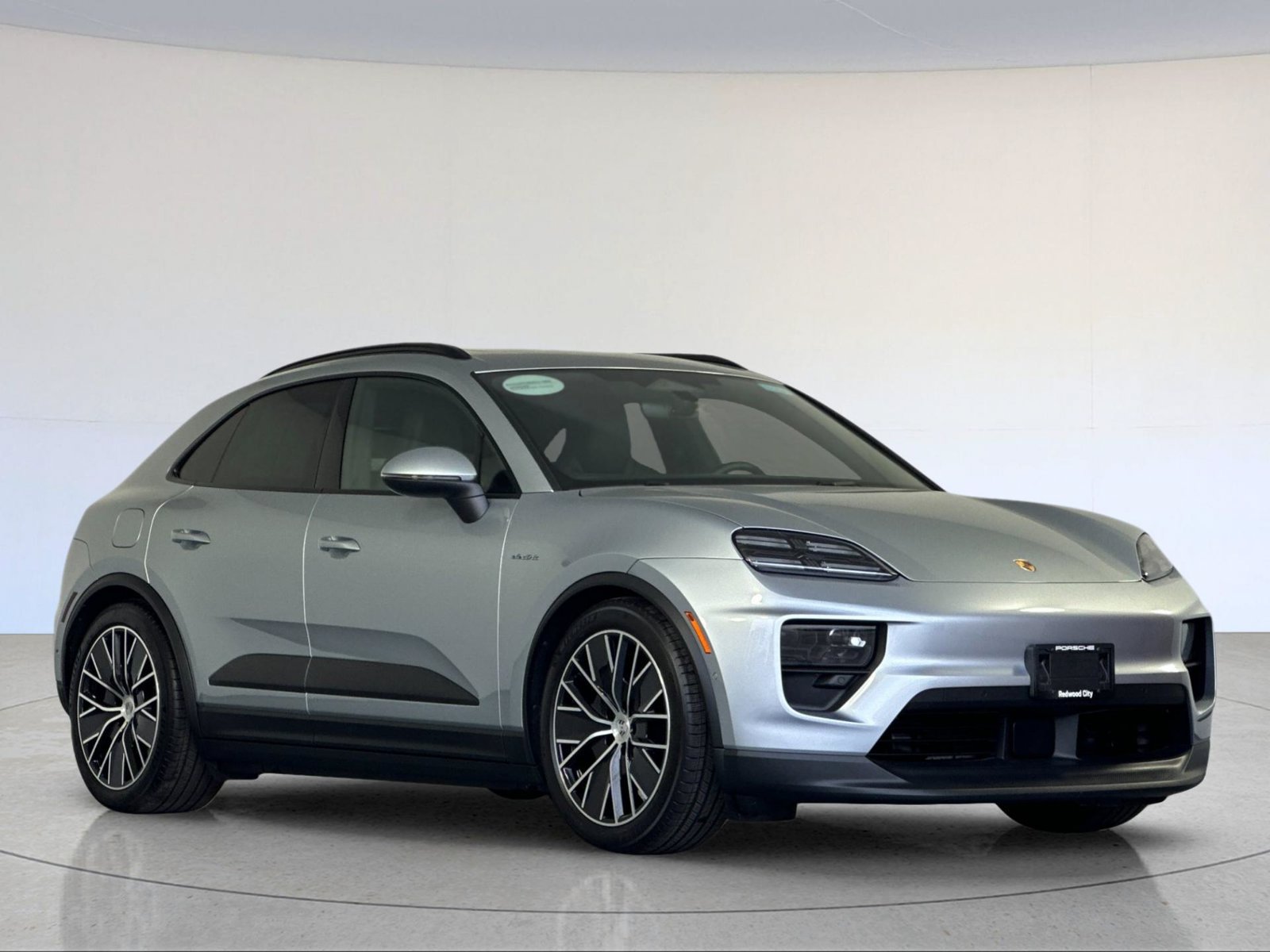 Certified 2025 Porsche Macan Electric RWD image 10
