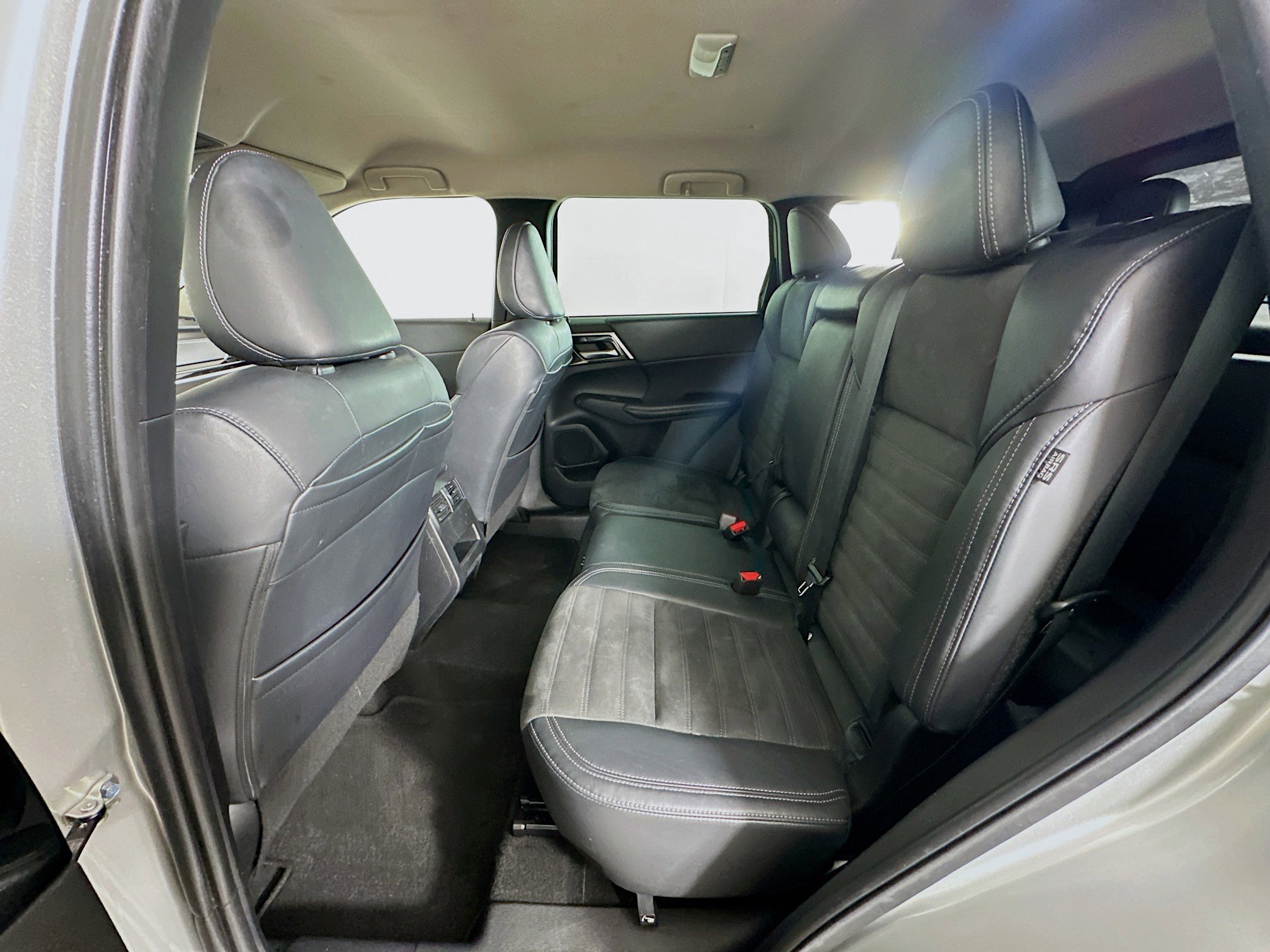 Used 2023 Mitsubishi Outlander SE image 27