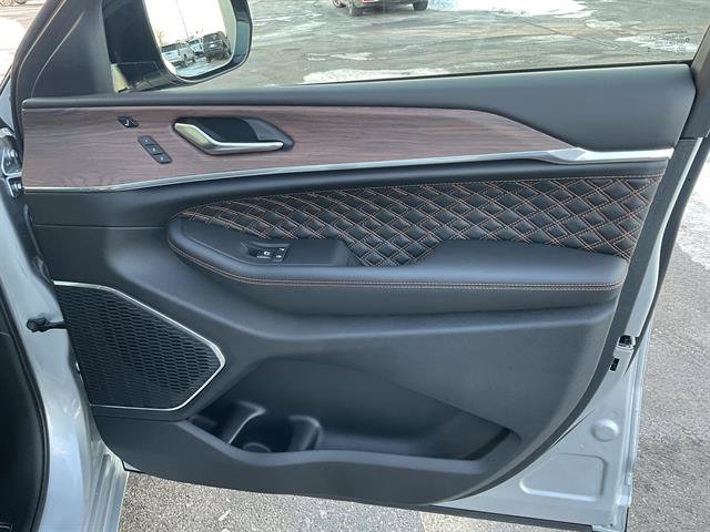 Used 2025 Jeep Grand Cherokee Summit w/ Obsidian Package image 19