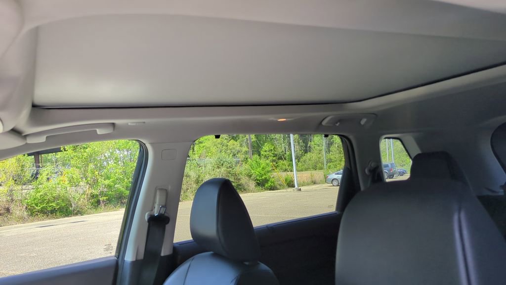 Used 2023 Nissan Rogue SV w/ SV Premium B Package image 14