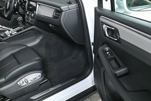 Certified 2026 Porsche Macan AWD/4WD image 23