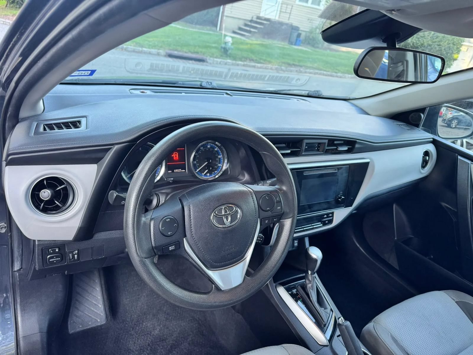 Used 2018 Toyota Corolla LE FWD image 13