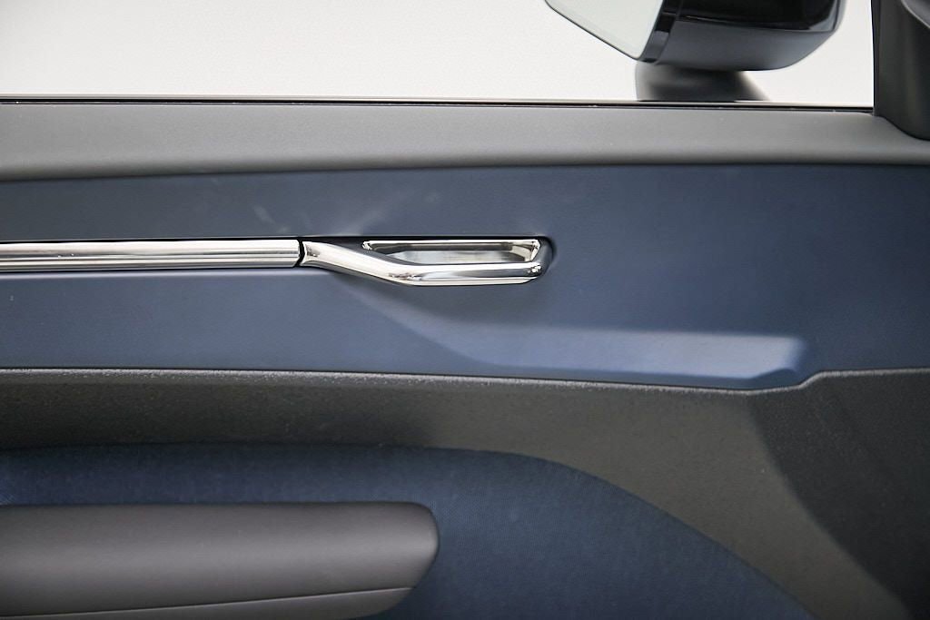 Certified 2025 Volvo EX30 Ultra w/ Climate Package image 11