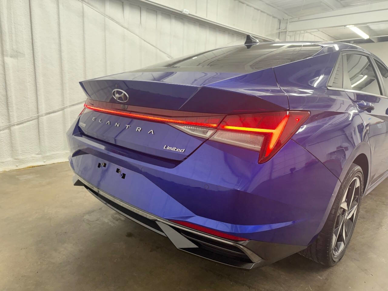 Used 2021 Hyundai Elantra Limited image 18