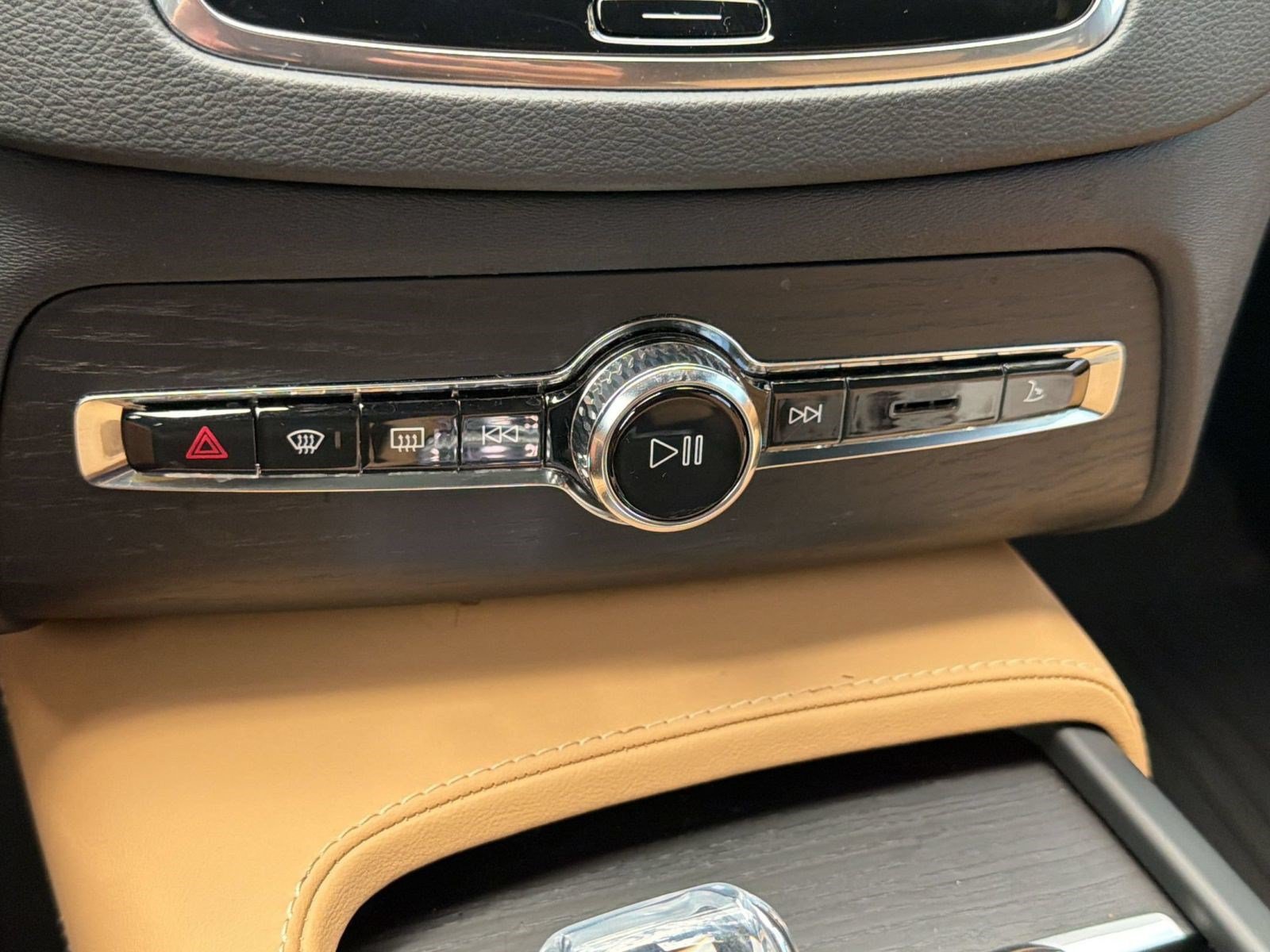 Certified 2024 Volvo XC90 T8 Ultimate w/ Protection Package Premier AWD/4WD image 18