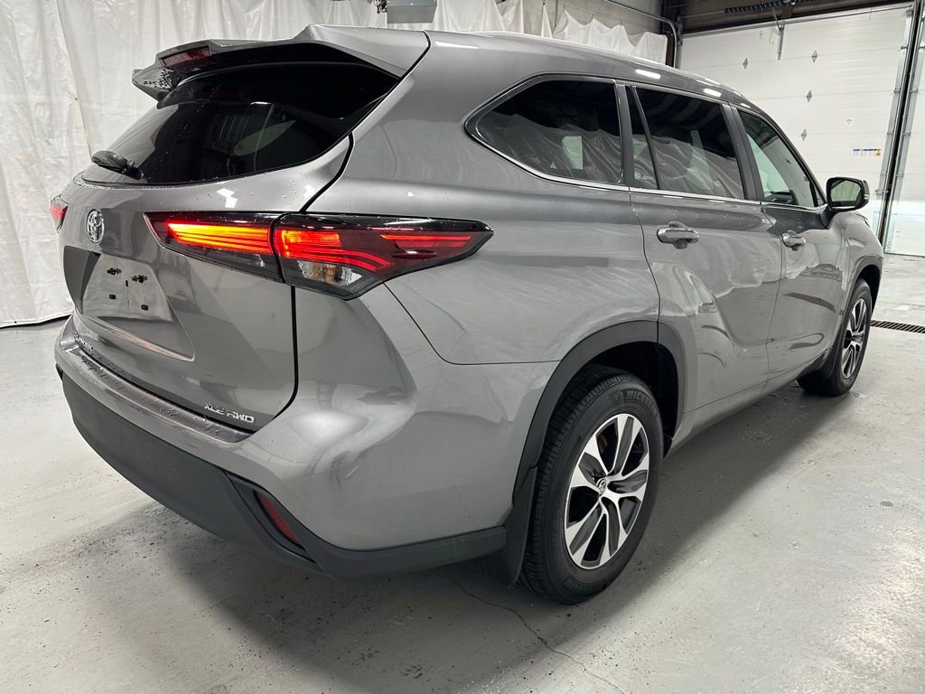Used 2025 Toyota Highlander XLE image 7