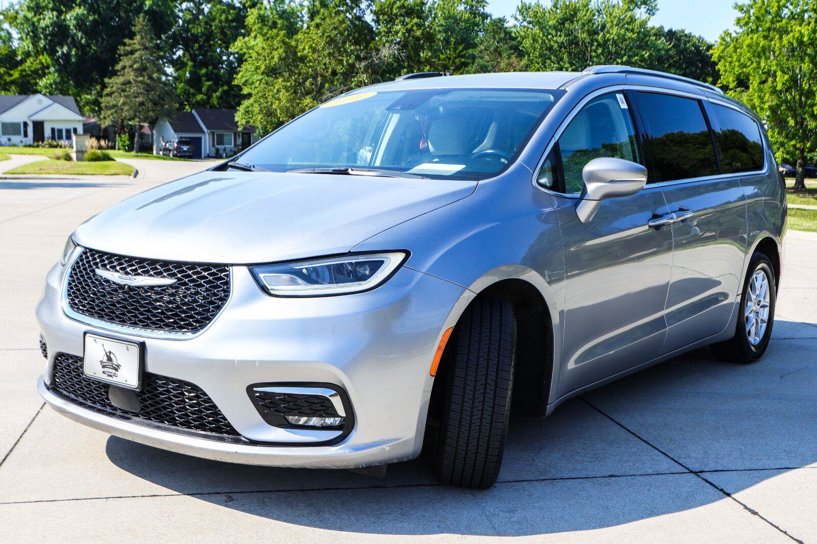 Used 2021 Chrysler Pacifica Touring-L FWD image 3