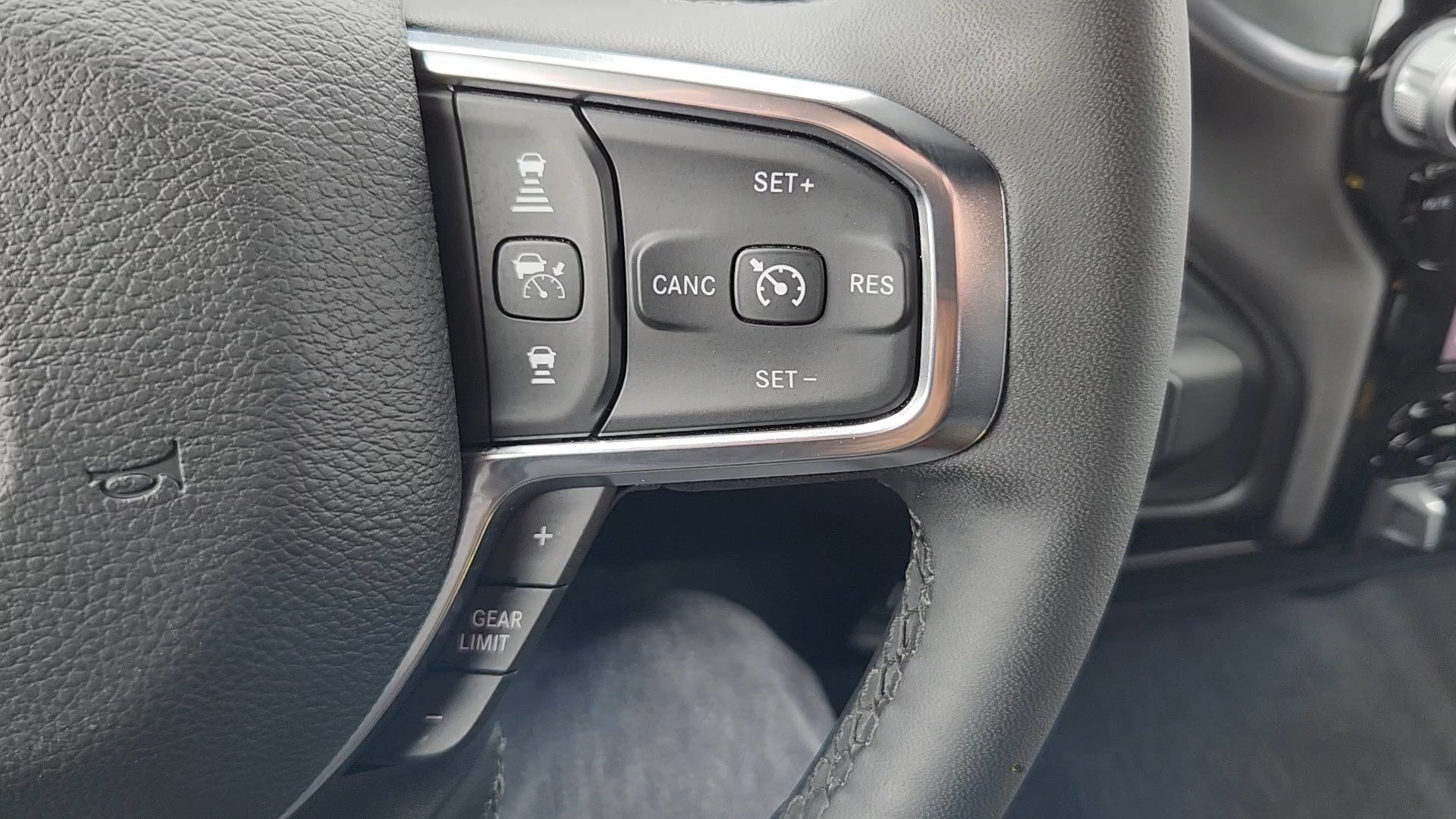 Used 2025 RAM 2500 Laramie AWD/4WD image 13