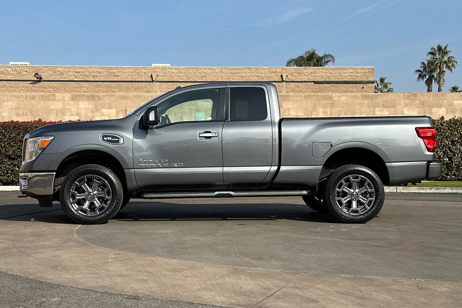Used 2017 Nissan Titan SV image 7