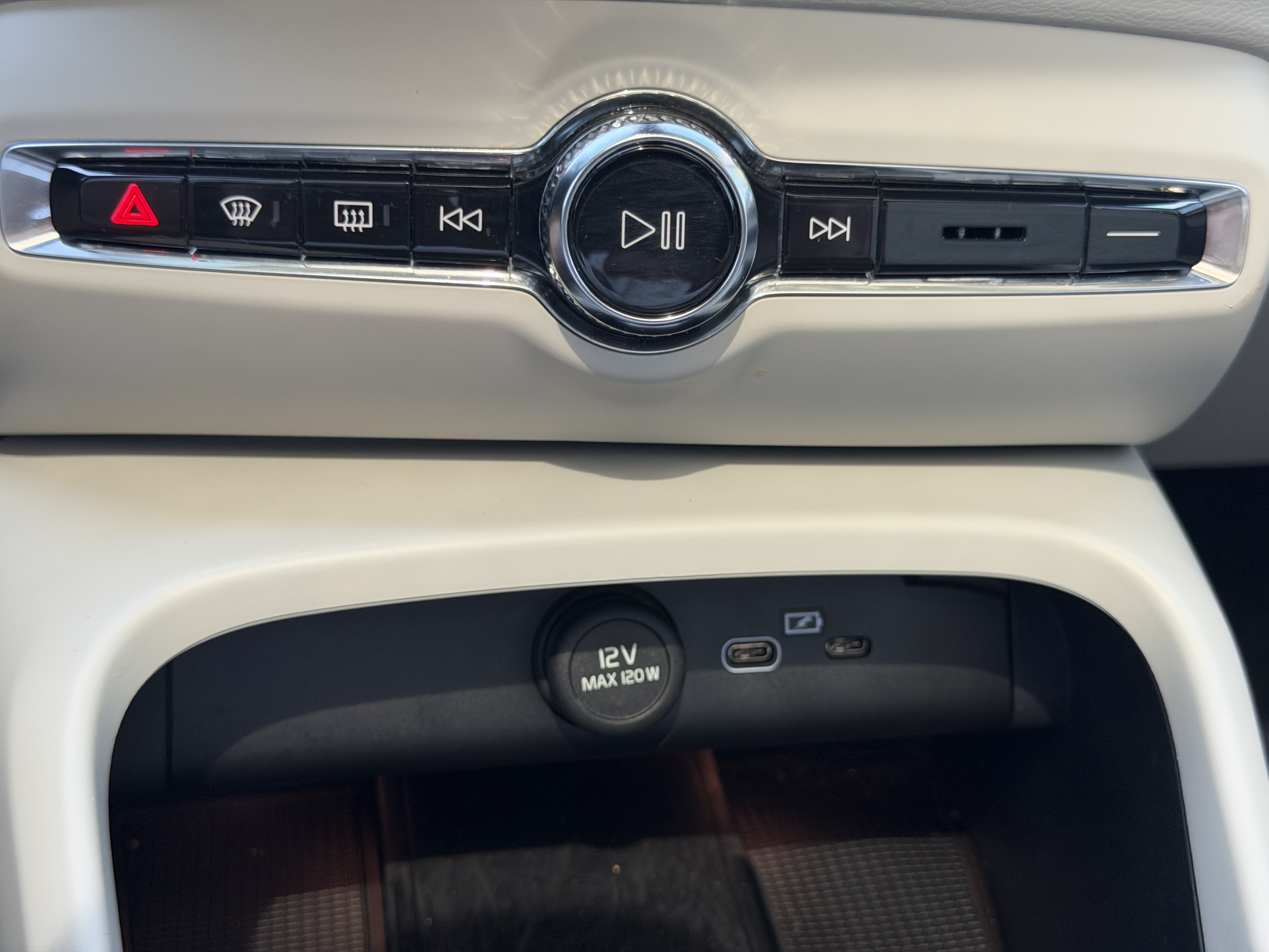 Certified 2024 Volvo XC40 B5 Plus w/ Protection Package Premier AWD/4WD image 28