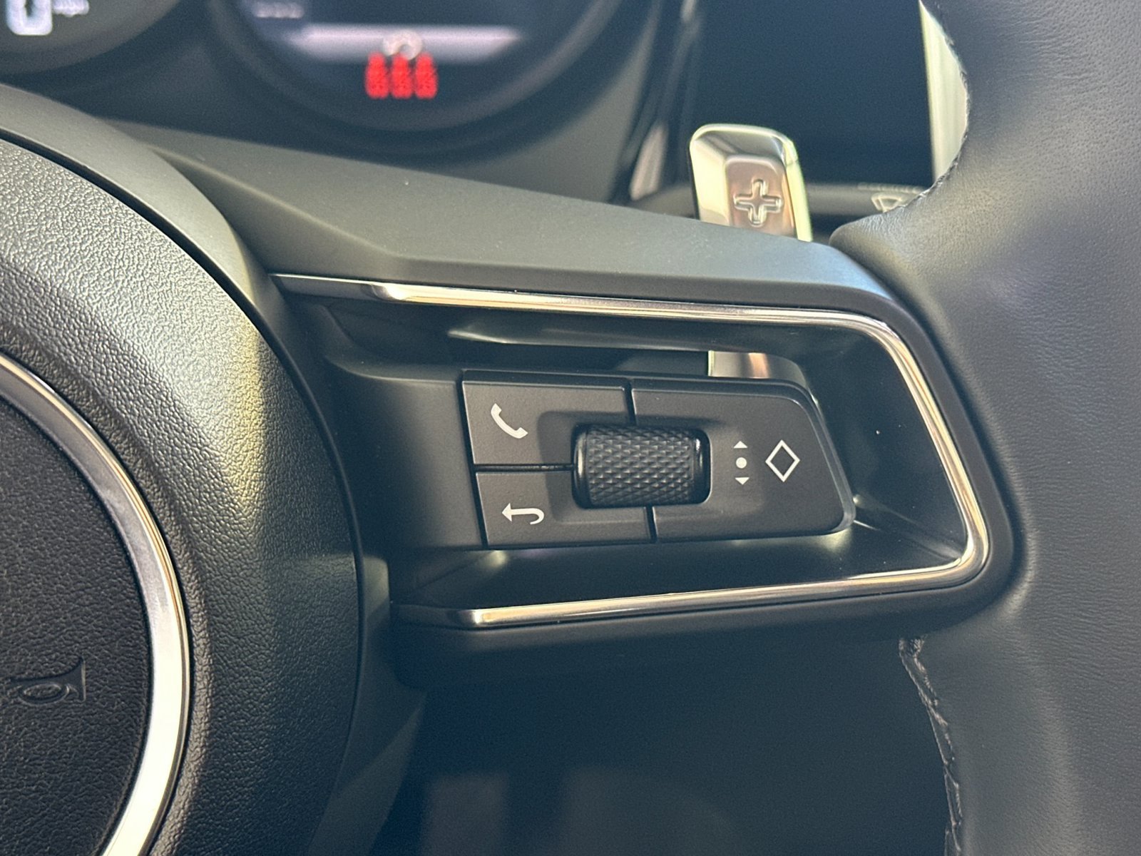 Certified 2025 Porsche Macan AWD/4WD image 29