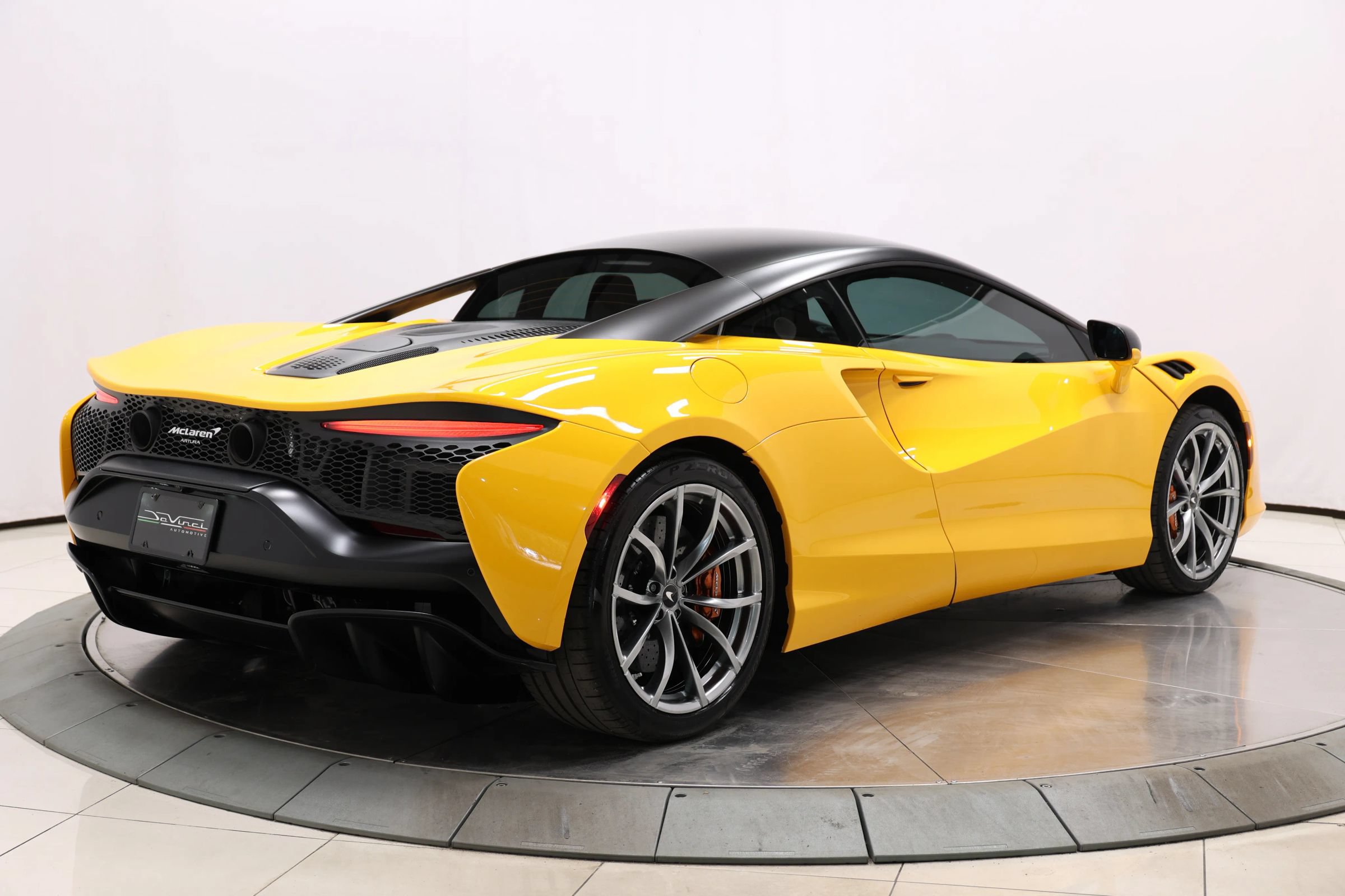 Used 2023 McLaren Artura RWD image 62