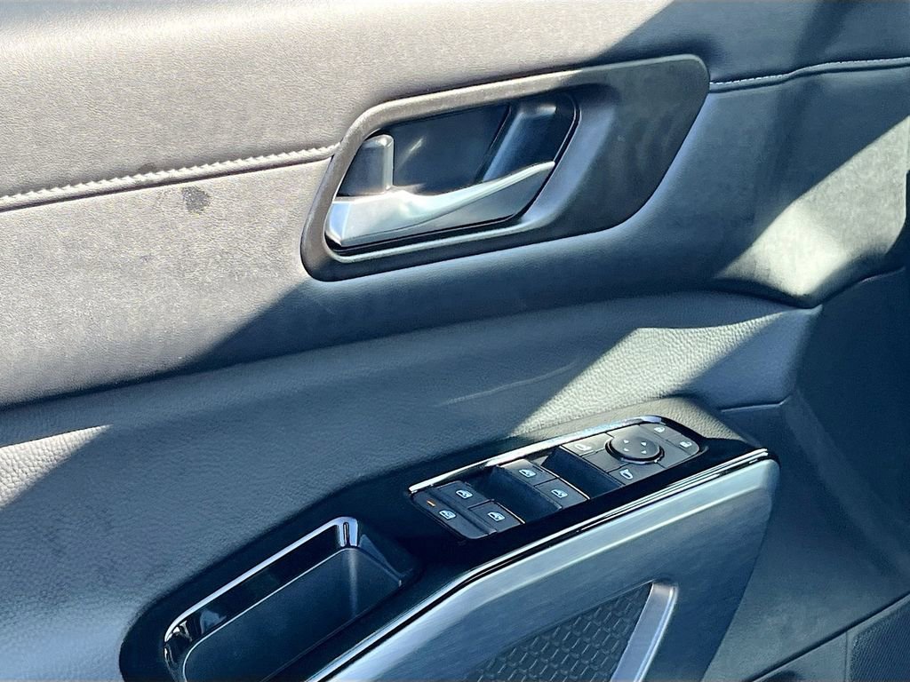 Used 2025 Nissan Pathfinder SL image 18