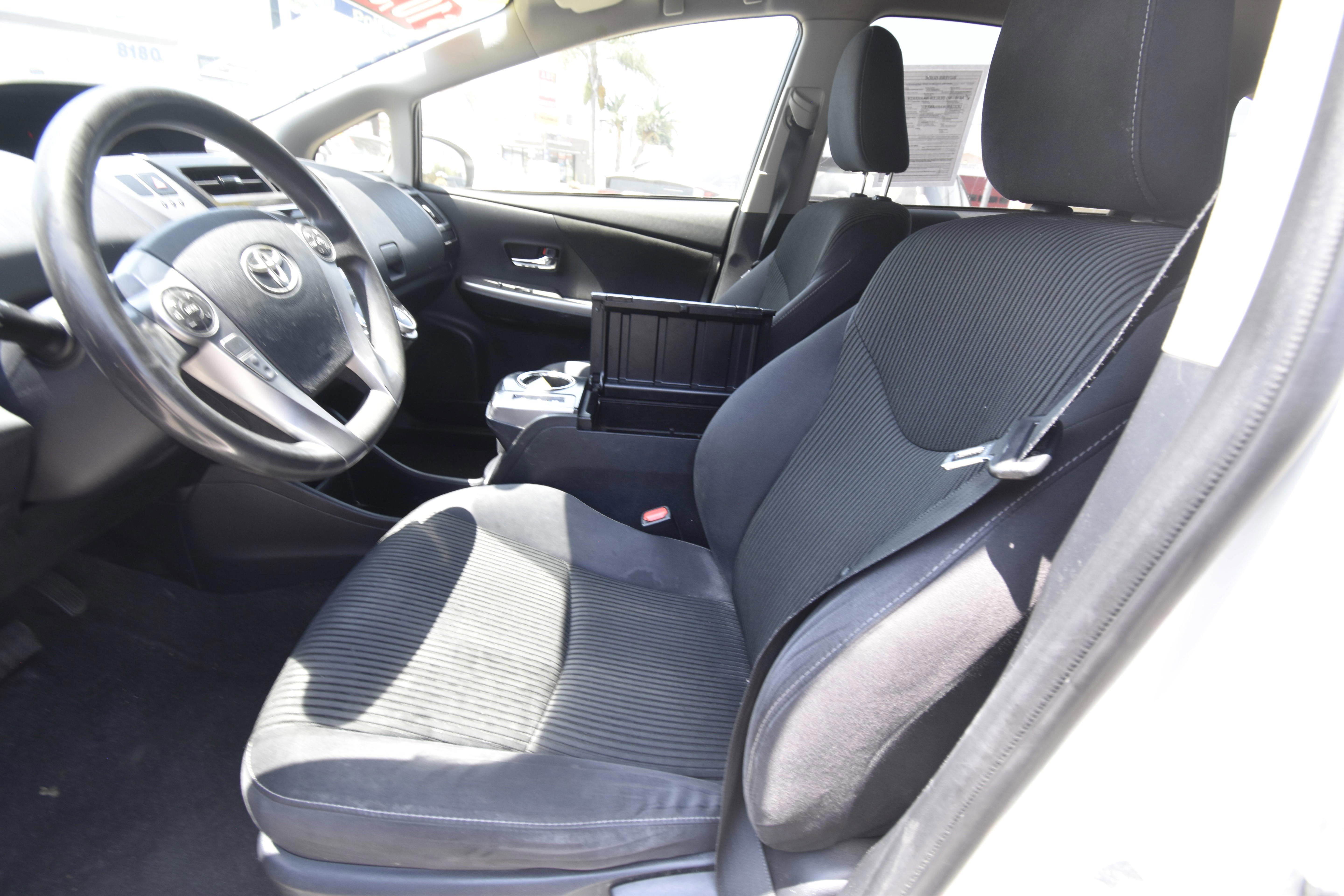 Used 2017 Toyota Prius V Two image 2