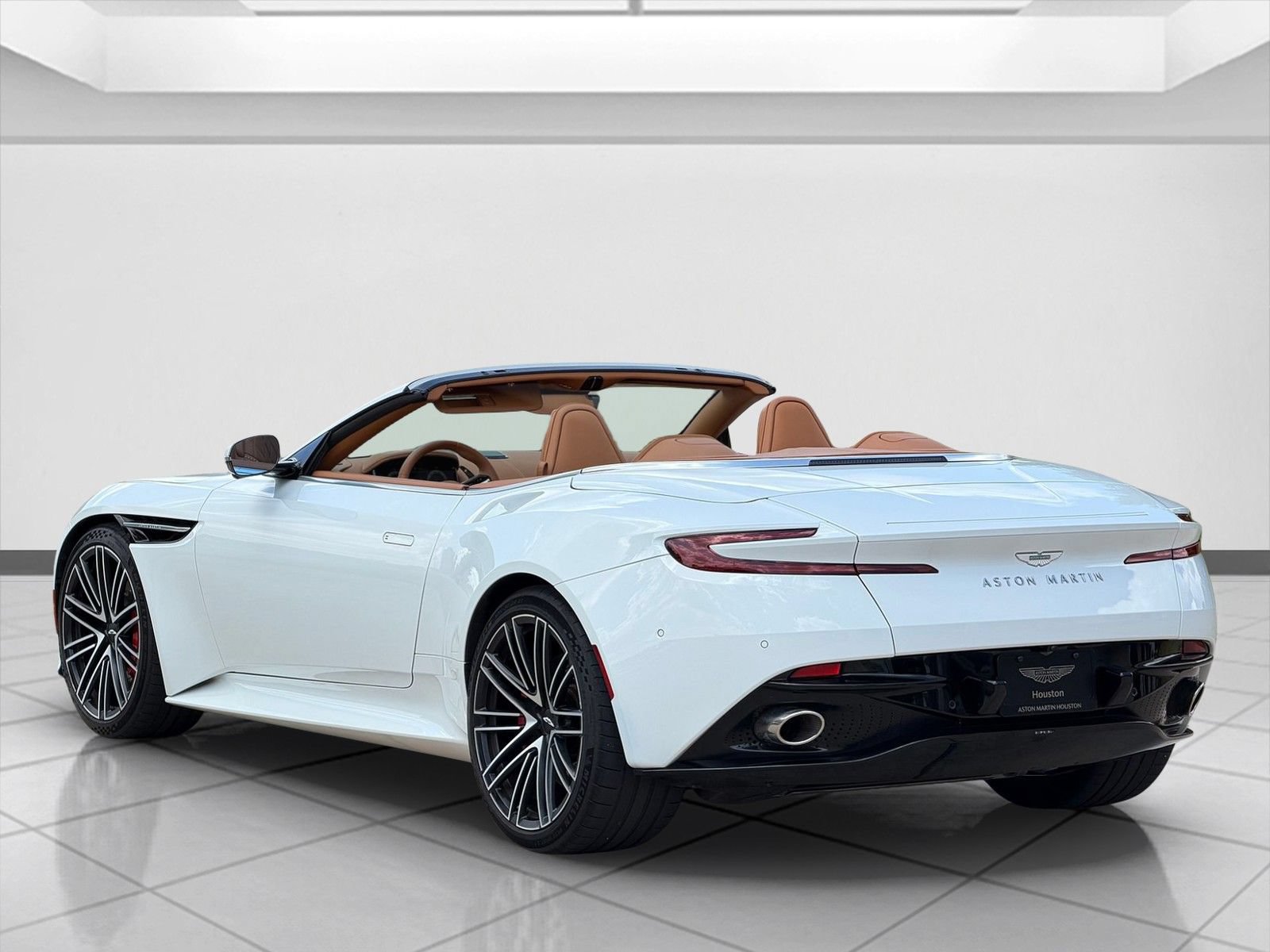 Used 2025 Aston Martin DB12 Convertible RWD image 2