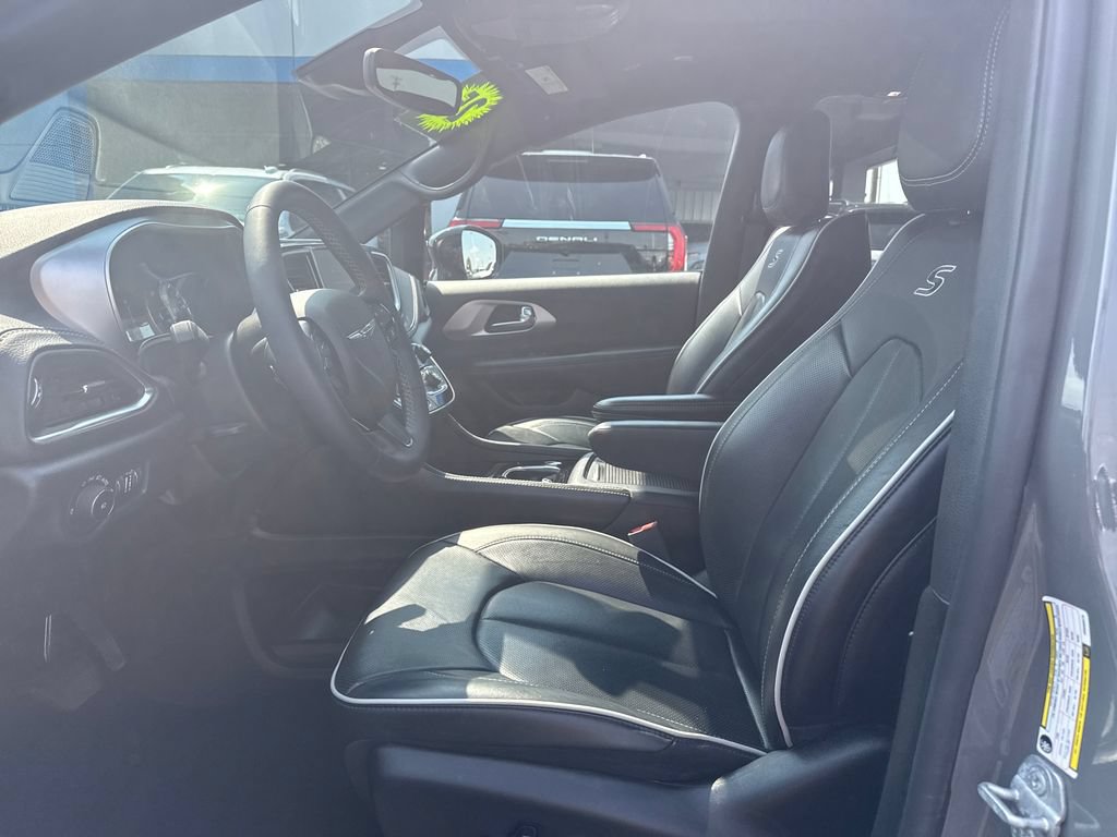 Used 2025 Chrysler Pacifica Limited FWD image 11